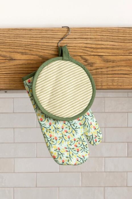 Potholders, Trivets + Aprons - Merry Piglets