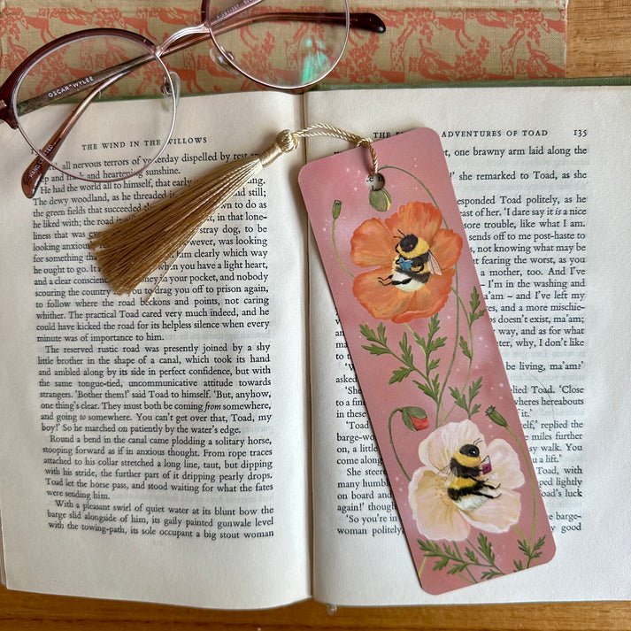 Bumblebee Bibliophiles Bookmark - Merry PigletsAnna Seed