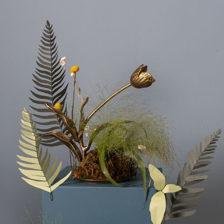 Craning Tulip Sculpture - Merry PigletsAccent Decor