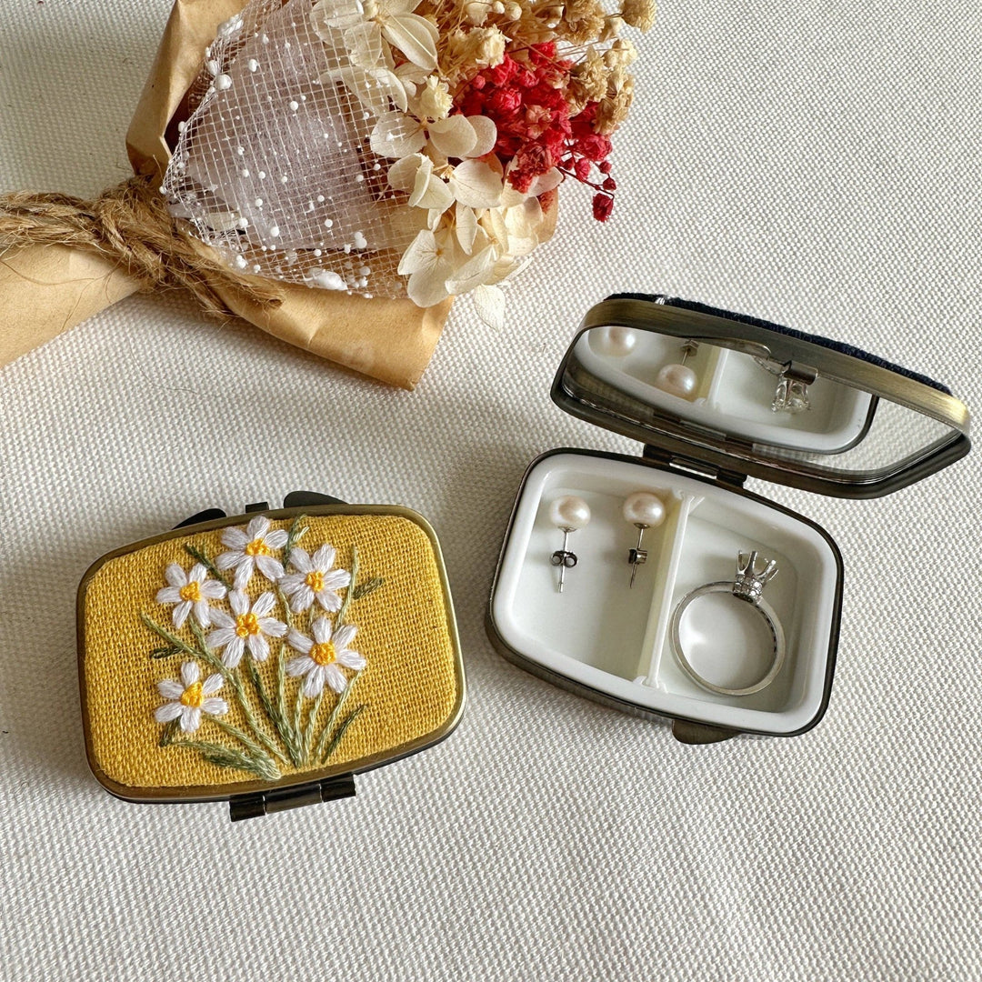 Daisy Mini Jewelry Box - Merry PigletsQuince Fables