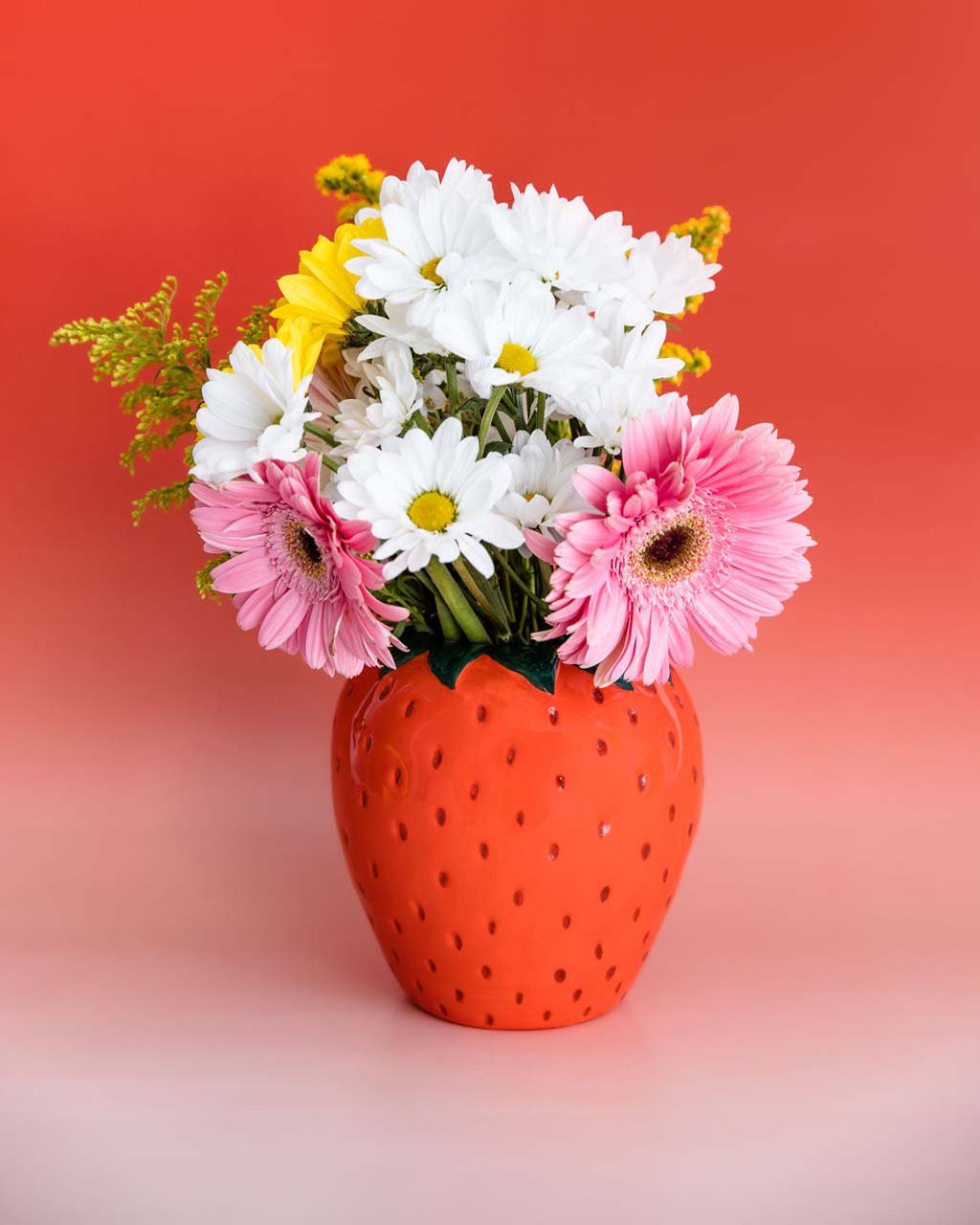 Strawberry Fields Ceramic Vase - Merry PigletsBan.do