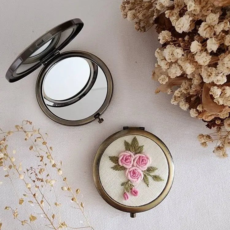 Three Roses Compact Mirror - Merry PigletsQuince Fables