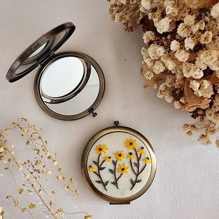 Yellow Daisies Compact Mirror - Merry PigletsQuince Fables